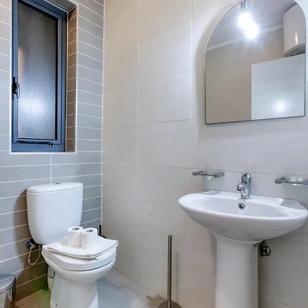 Cosy 2br Just Steps Away From The Promenade By 360 Estates