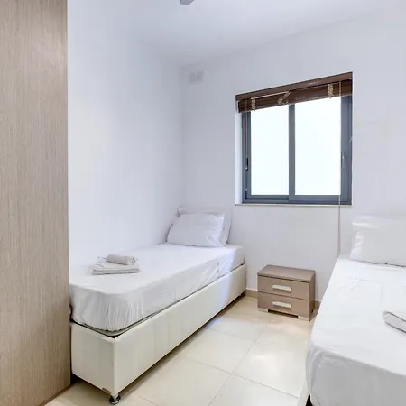 아파트 Cosy 2br Just Steps Away From The Promenade By 360 Estates 세인트폴스베이