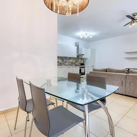 아파트 Cosy 2br Just Steps Away From The Promenade By 360 Estates 세인트폴스베이