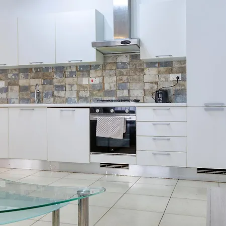 Cosy 2br Just Steps Away From The Promenade By 360 Estates