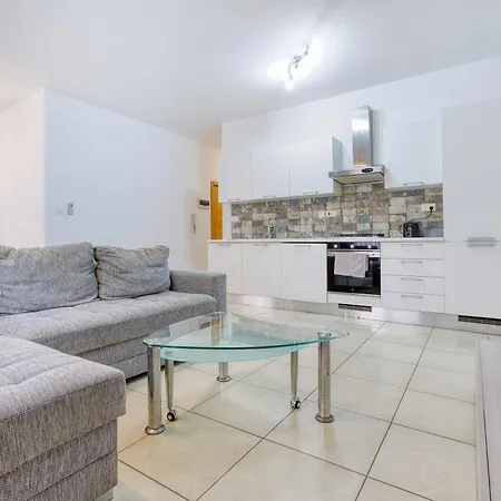 Cosy 2br Just Steps Away From The Promenade By 360 Estates *